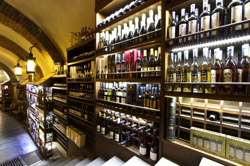 bar-LA MARTRE-min_world_street_travel_shop_canon_georgia_wine_bottles-429767
